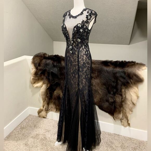 Custom Elegant and Sexy Floral Lace With Beads & Sequins Mermaid Gown - Picture 6 of 16